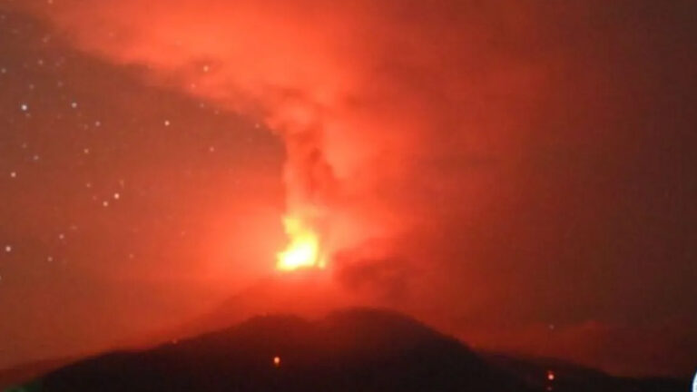 Gunung Lewotobi Laki-laki lima kali erupsi dalam enam jam pada Selasa