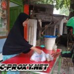 Tolak Raperda KTR, pedagang warteg gelar aksi bagi-bagi nasi bungkus