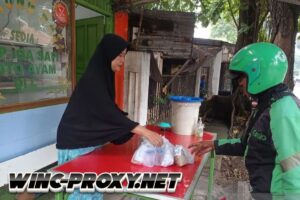 Tolak Raperda KTR, pedagang warteg gelar aksi bagi-bagi nasi bungkus