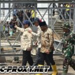 Presiden Prabowo cek langsung pemasangan jembatan bailey di Teupin Mane