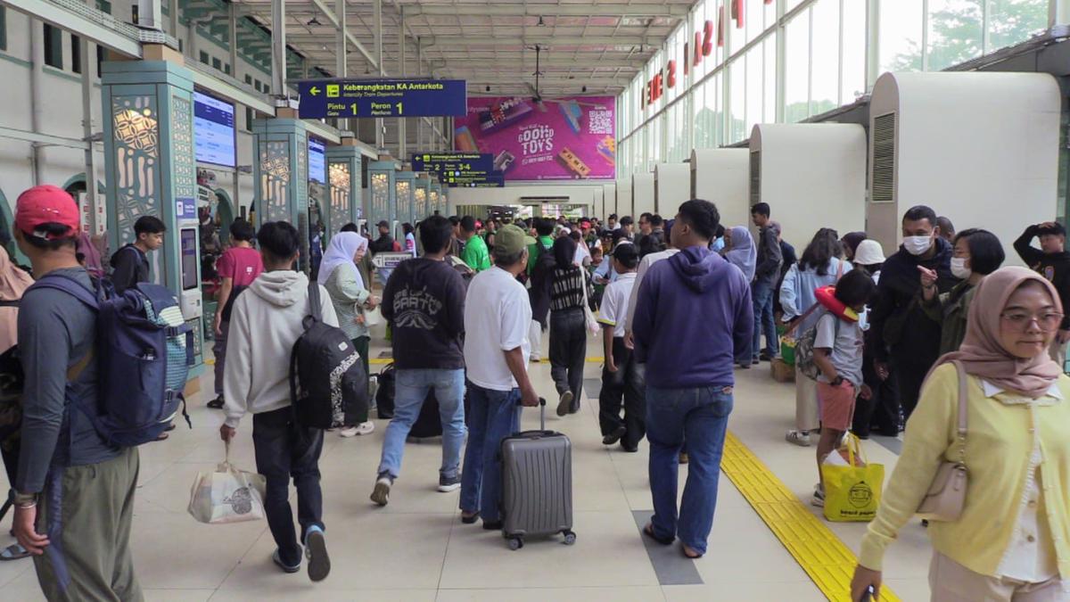 Arus Balik Nataru 2026, Stasiun Jakarta Masih Padat Penumpang
